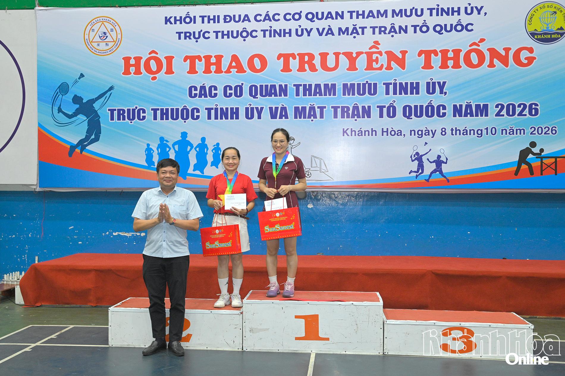 Đại diện Ban tổ chức trao huy chương giải thưởng cho các VĐV đơn nữ cầu lông.