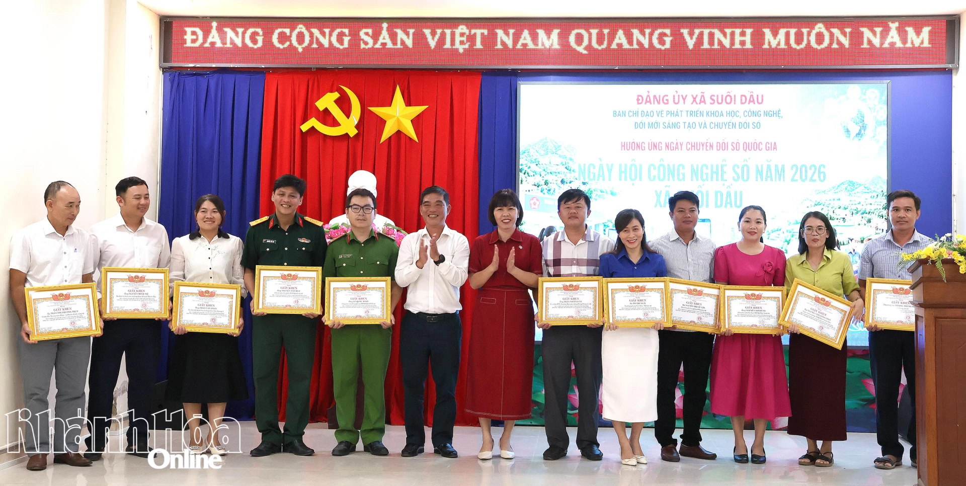 Khen thưởng các cá nhân có thành tích xuất sắc trong 1 năm triển khai hoạt động khoa học, công nghệ, đổi mới sáng tạo và chuyển đổi số trên địa bàn xã.