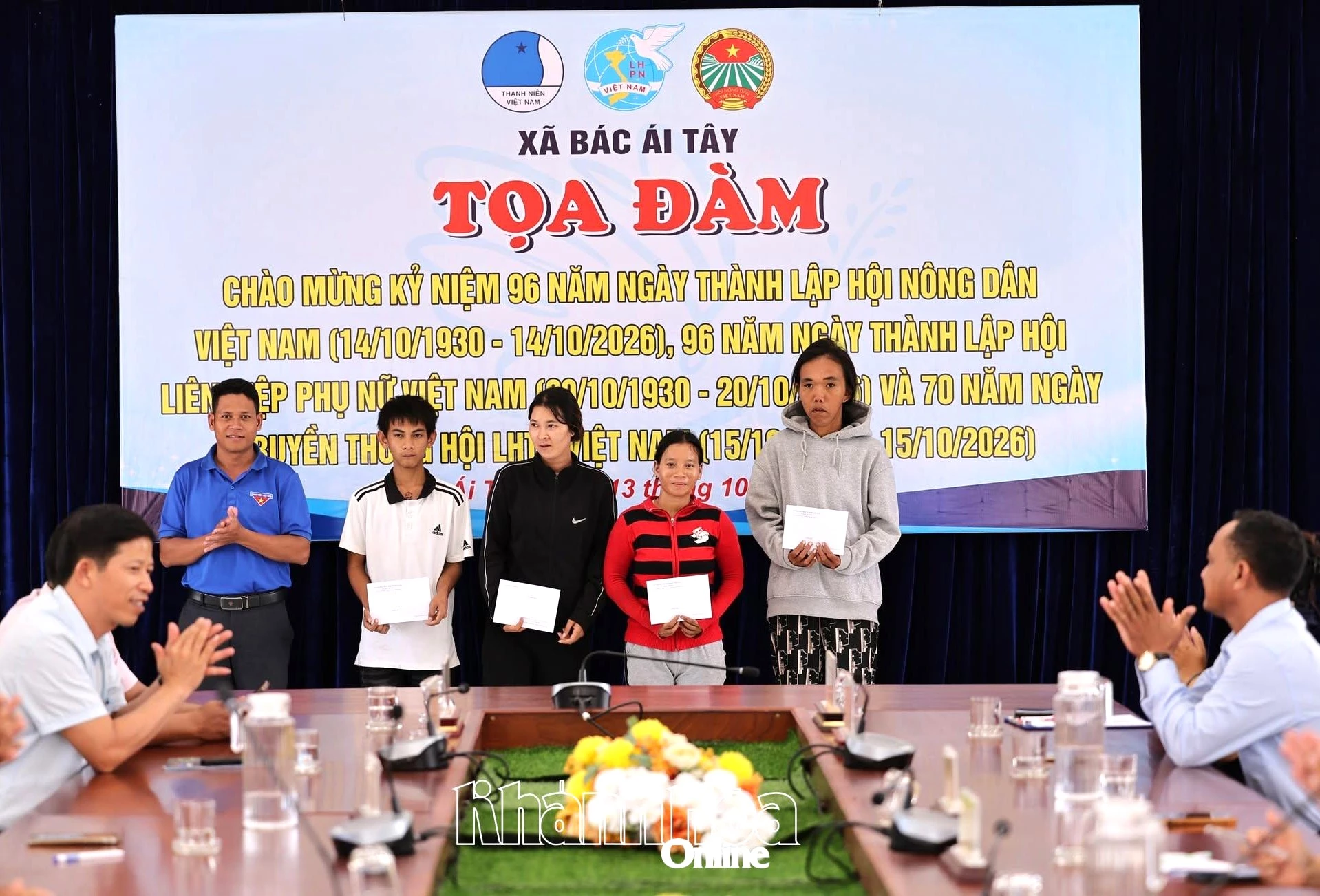 Đại diện tổ chức hội trao quà cho các trường hợp được hỗ trợ trong chương trình “Hỗ trợ thanh niên khuyết tật”.