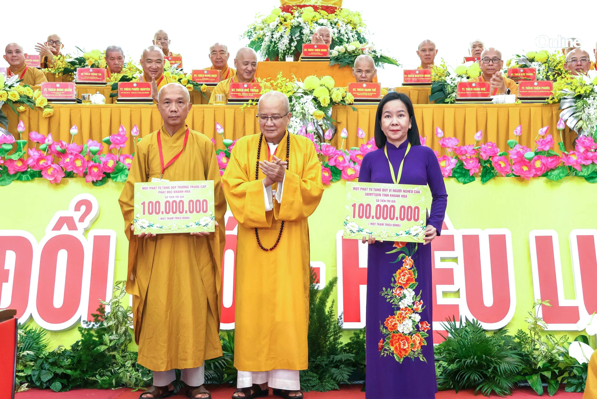 Đại diện Ủy ban MTTQ Việt Nam tỉnh cùng đại diện Trường Trung cấp Phật học Khánh Hòa nhận bảng tượng trưng kinh phí ủng hộ Quỹ Vì người nghèo tỉnh và quỹ của trường do một phật tử hỗ trợ. 