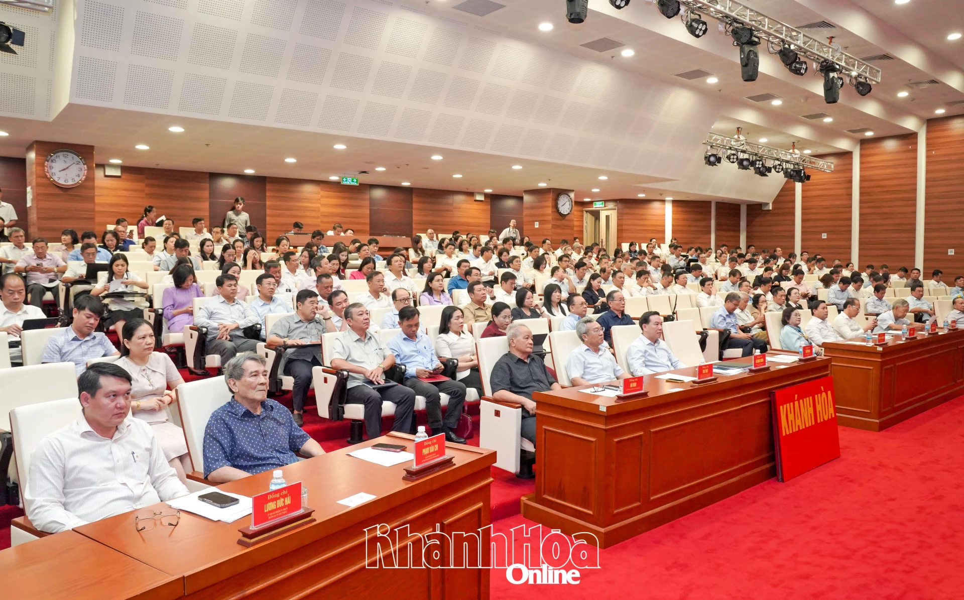 Các đại biểu tham dự hội nghị tại điểm cầu Tỉnh ủy Khánh Hòa.