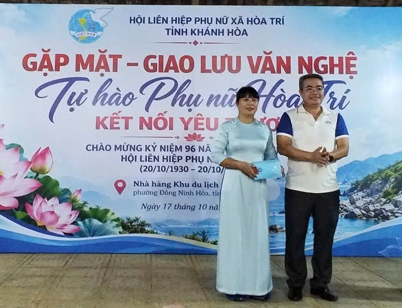 Cá nhân nhận kỷ niệm chương Vì sự phát triển của phụ nữ Việt Nam.