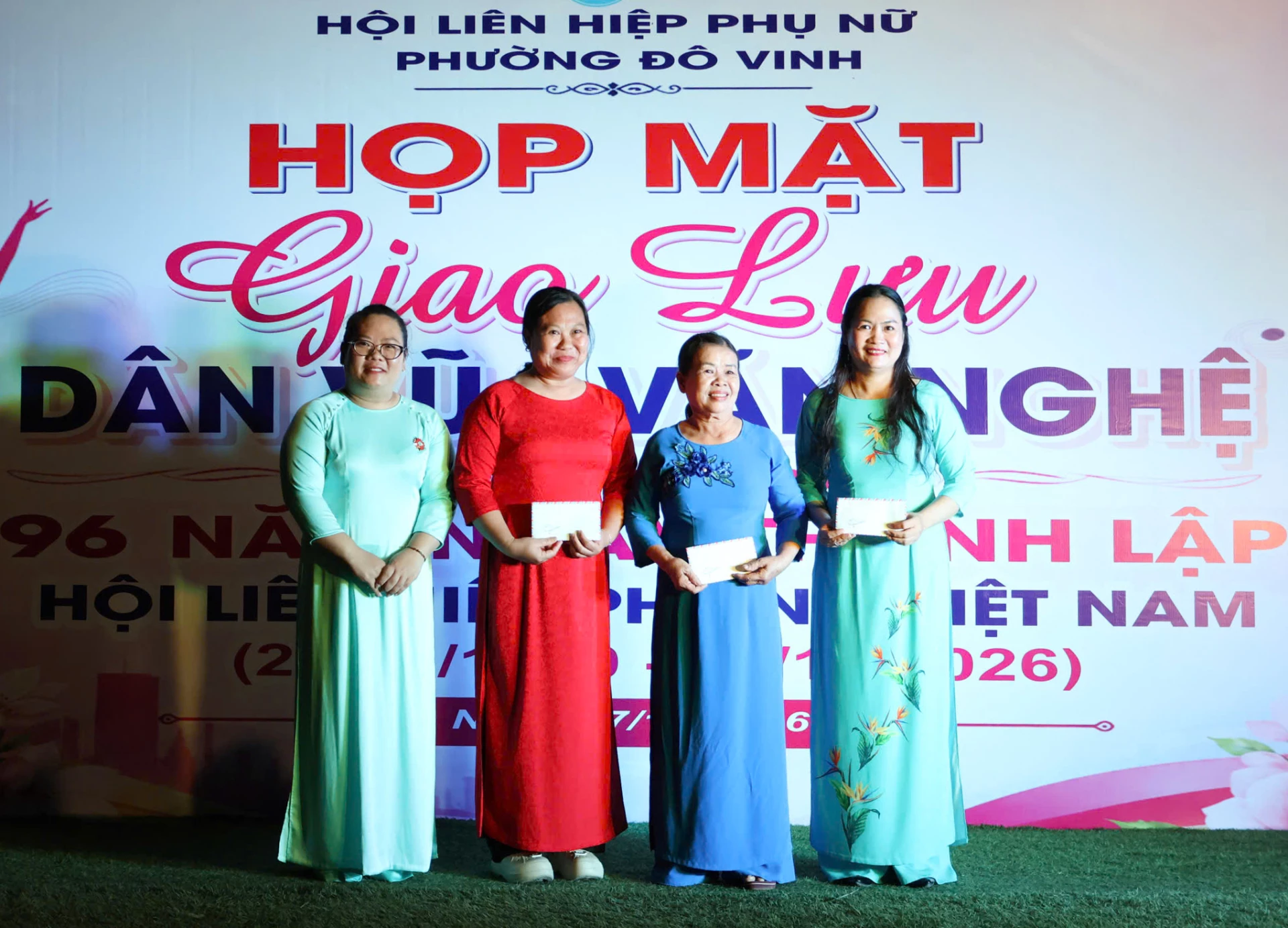 Lãnh đạo Hội Liên hiệp Phụ nữ phường trao giải cho các đội thi.