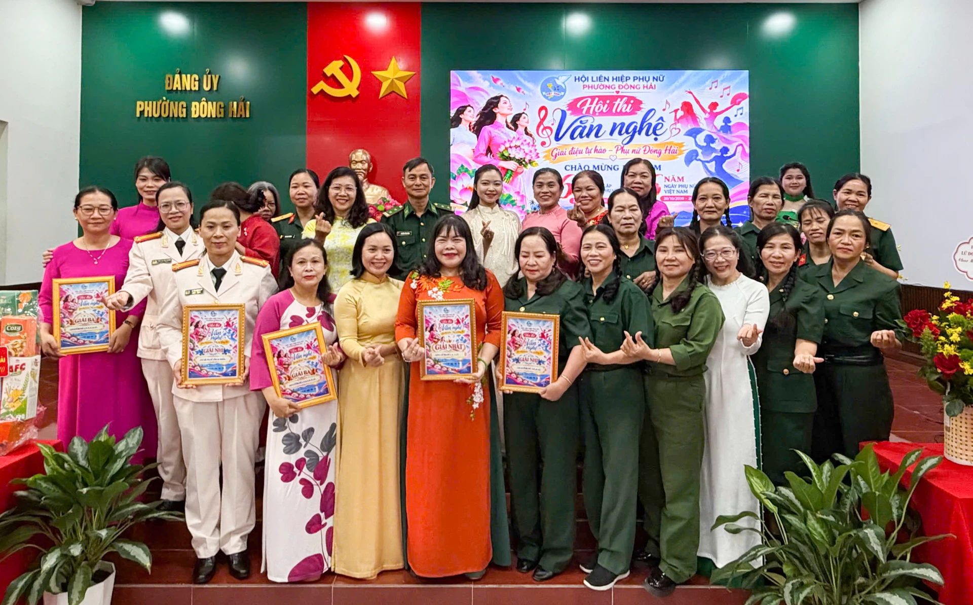 Các đội thi nhận giải hội thi văn nghệ.