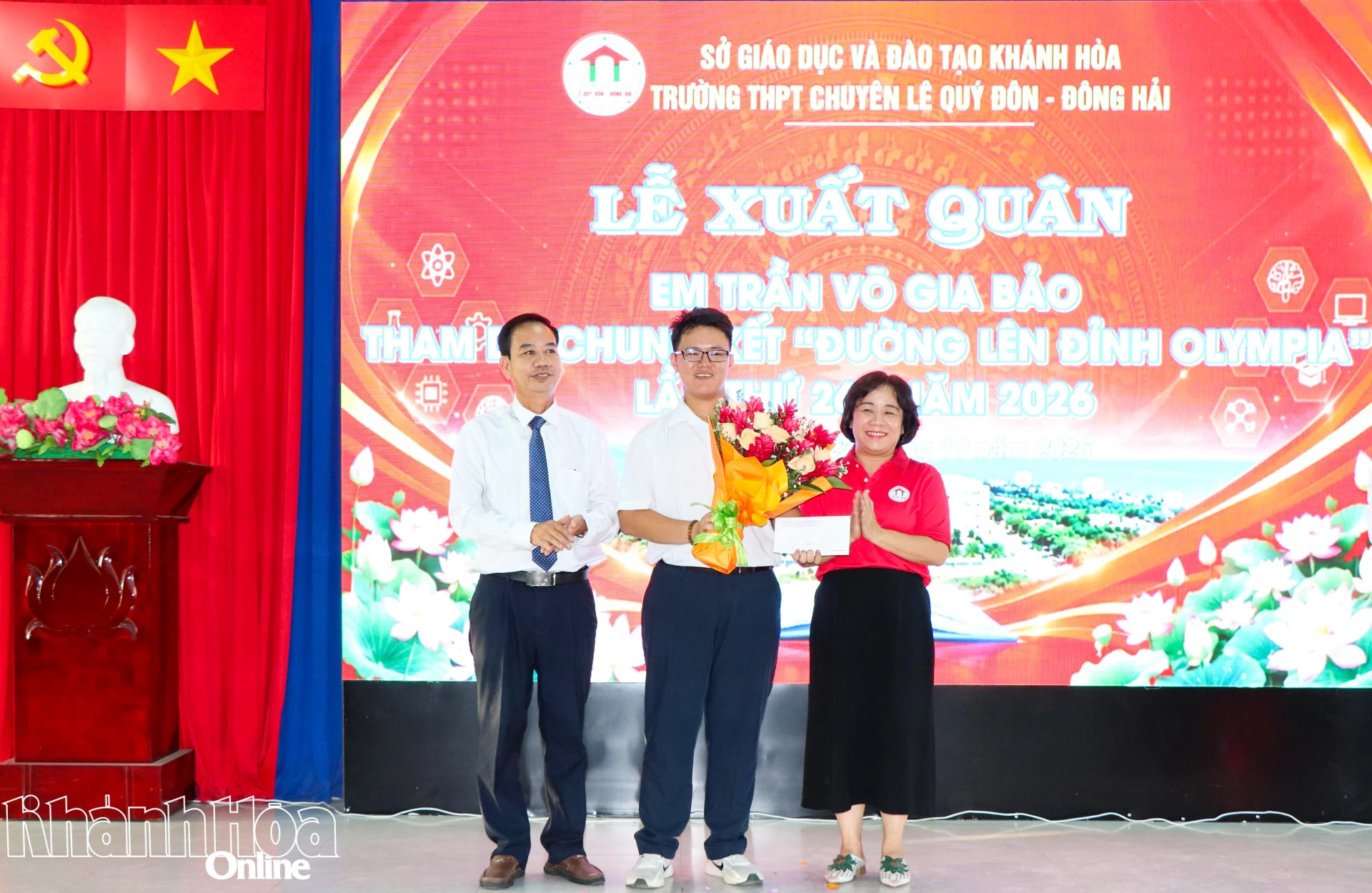 
Lãnh đạo nhà trường tặng hoa và quà cho thí sinh Trần Võ Gia Bảo.
