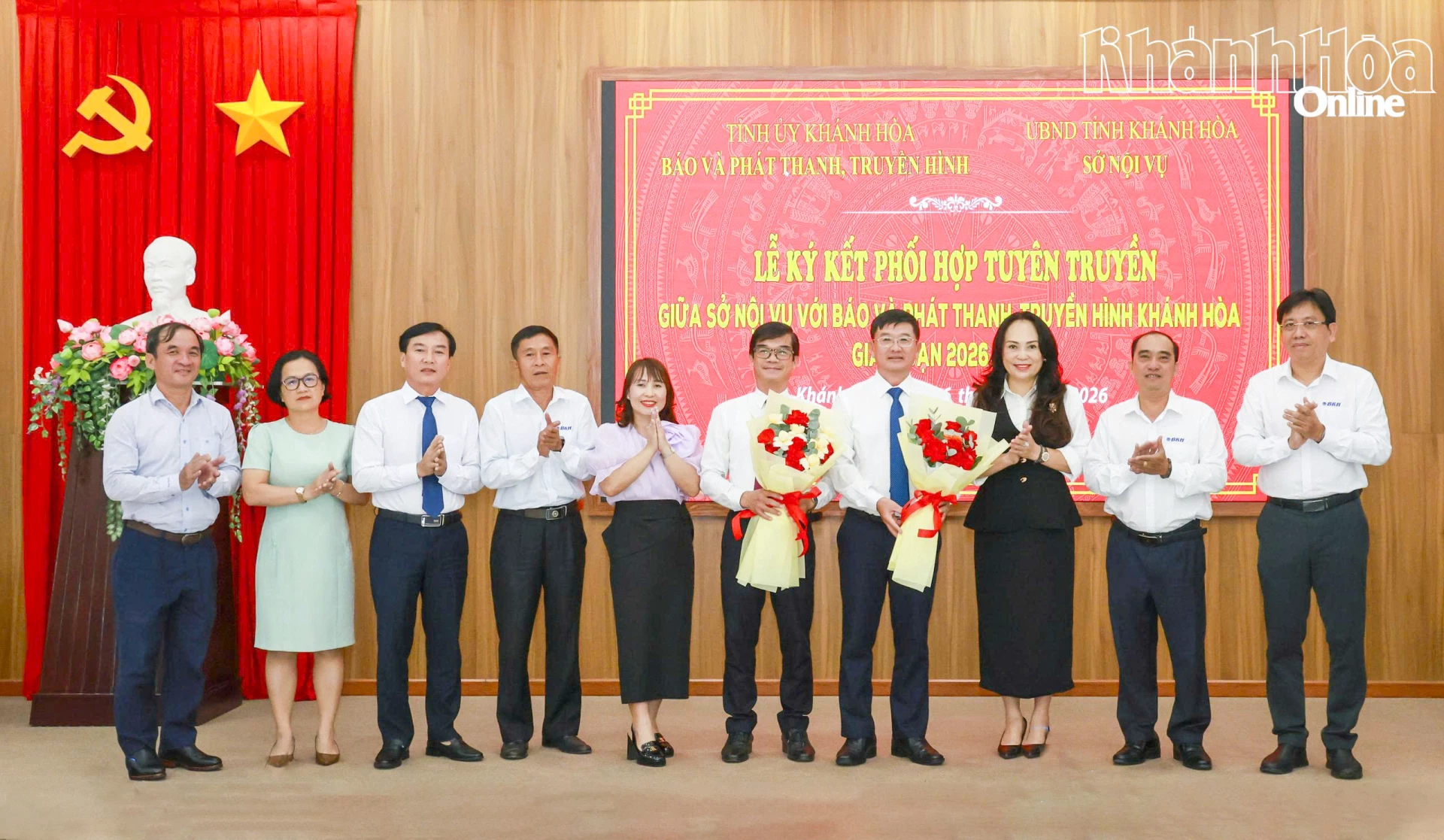 Các đại biểu chúc mừng lễ ký kết thành công tốt đẹp.