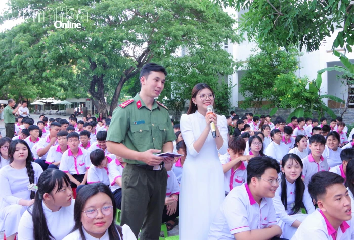 Phổ biến kiến thức an toàn trên không gian mạng cho học sinh Trường Liên cấp Hoa Sen