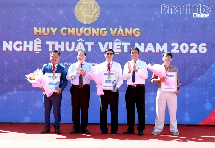 Sắc màu đất nước Việt Nam bên bờ vịnh Nha Trang