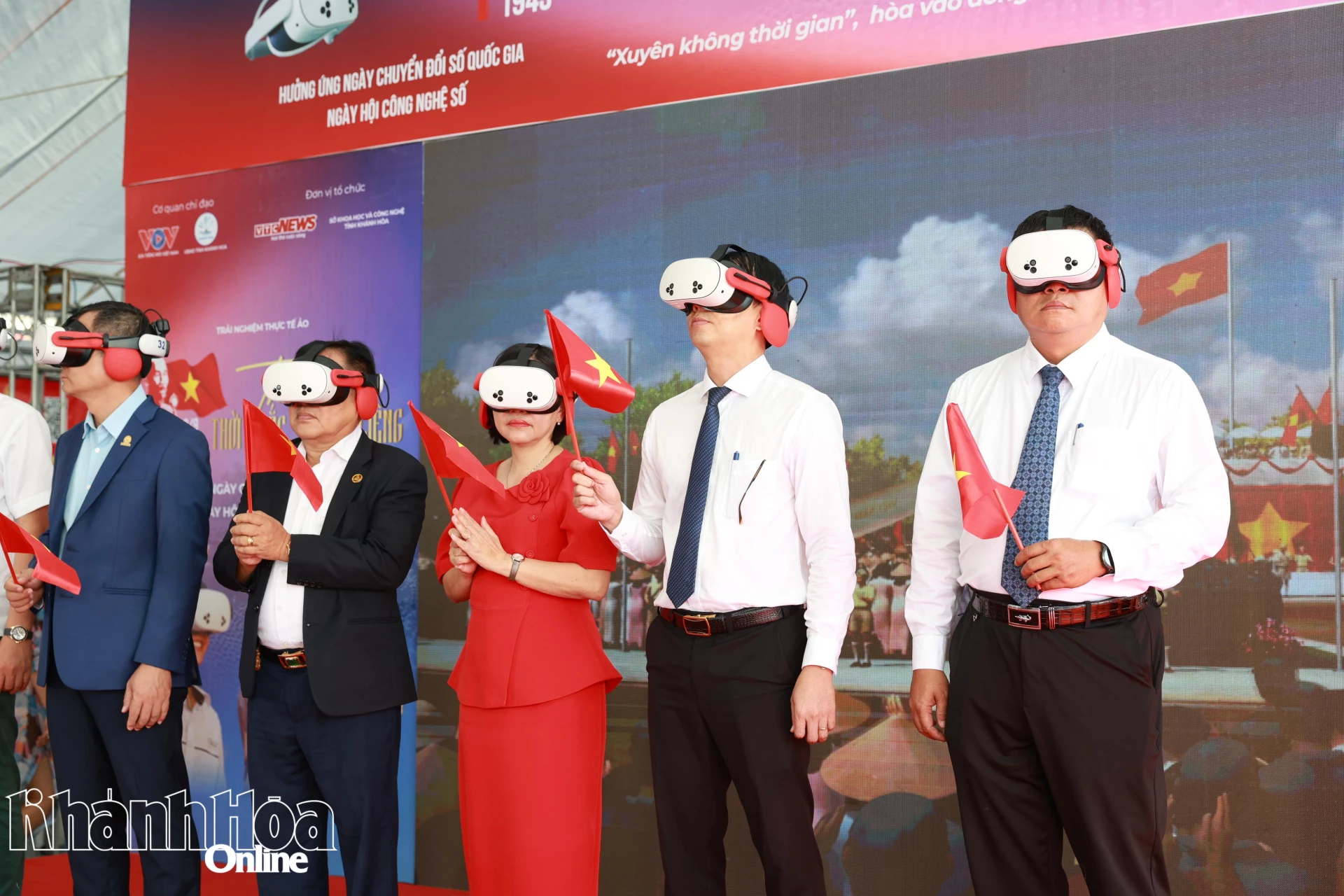 Đồng chí Võ Hoàn Hải, đồng chí Nguyễn Thanh Hà cùng các đại biểu trải nghiệm 