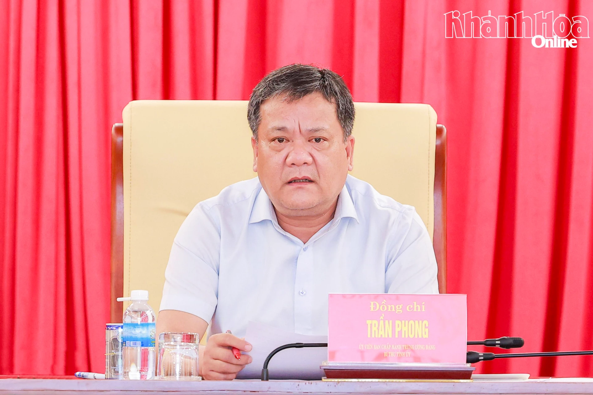 Đồng chí Trần Phong chủ trì hội nghị.