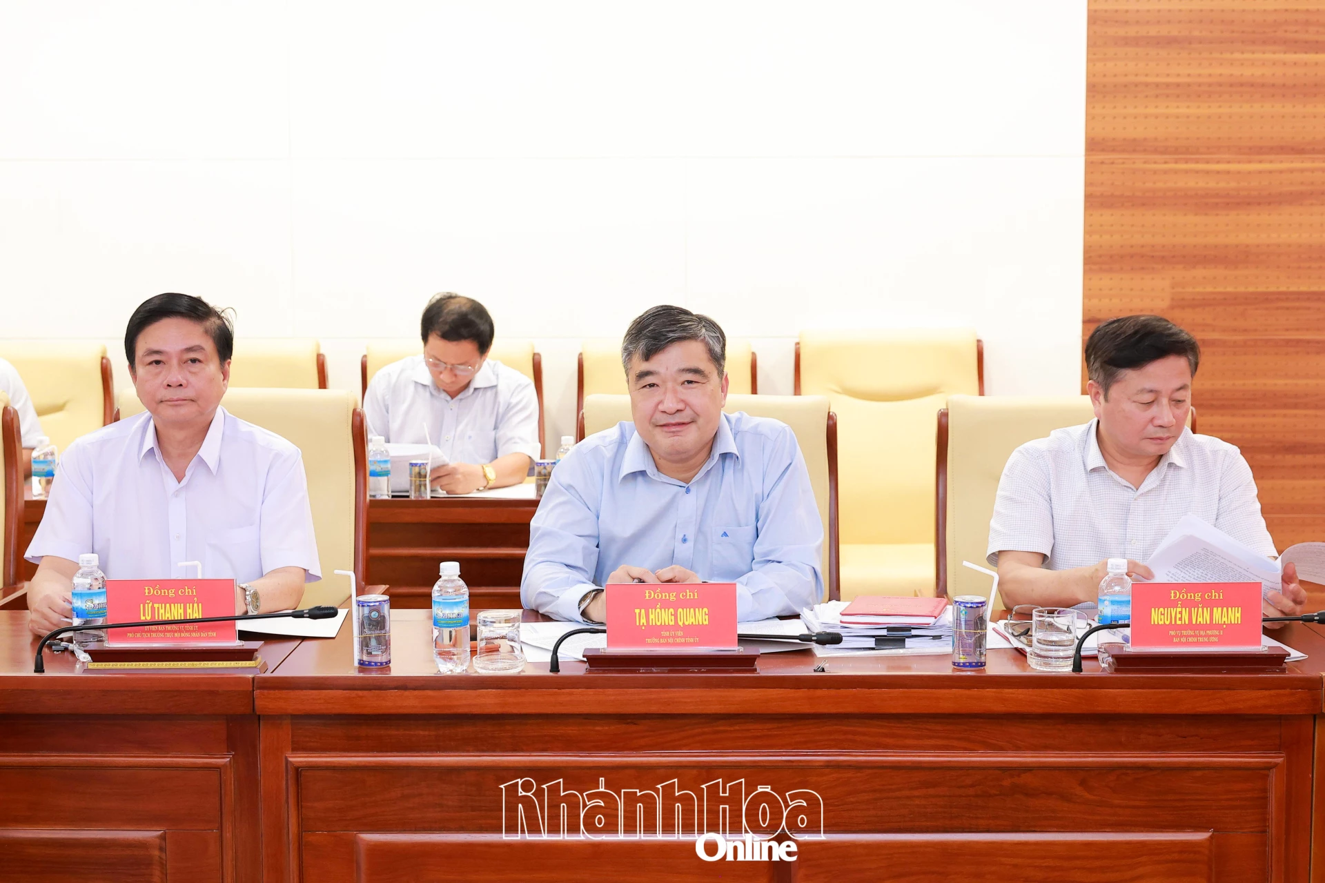 Các đồng chí: Lữ Thanh Hải - Ủy viên Ban Thường vụ Tỉnh ủy, Phó Chủ tịch Thường trực HĐND tỉnh; Nguyễn Văn Mạnh - Phó Vụ trưởng Vụ Địa phương 2, Ban Nội chính Trung ương; Tạ Hồng Quang - Trưởng Ban Nội chính Tỉnh ủy tham dự hội nghị.
