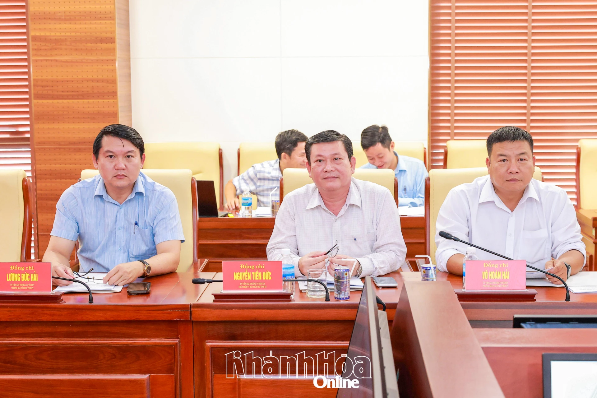 Các đồng chí Ủy viên Ban Thường vụ Tỉnh ủy: Lương Đức Hải - Trưởng Ban Tổ chức Tỉnh ủy; Nguyễn Tiến Đức - Chủ nhiệm Ủy ban Kiểm tra Tỉnh ủy; Võ Hoàn Hải - Trưởng Ban Tuyên giáo Tỉnh ủy tham dự hội nghị.