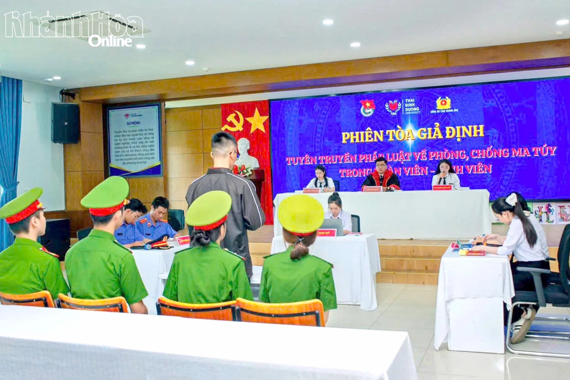 Quang cảnh một phiên tòa giả định tại Trường Đại học Victoria Thái Bình Dương.
