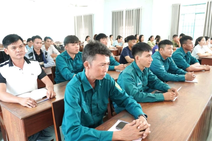 Trung tâm Chính trị xã Vạn Ninh bồi dưỡng lý luận chính trị cho 54 đảng viên mới