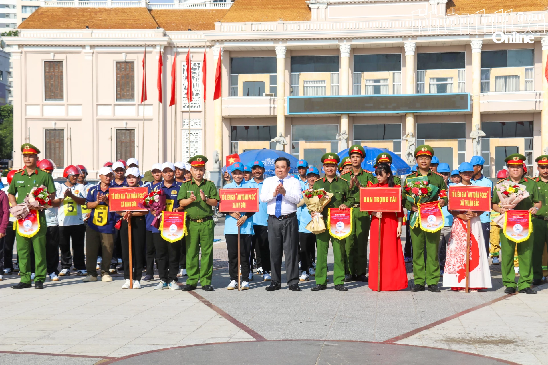 Đồng chí Trịnh Minh Hoàng, Đại tá Lê Quang Đồng tặng hoa và cờ lưu niệm cho các đội tham gia hội thi.