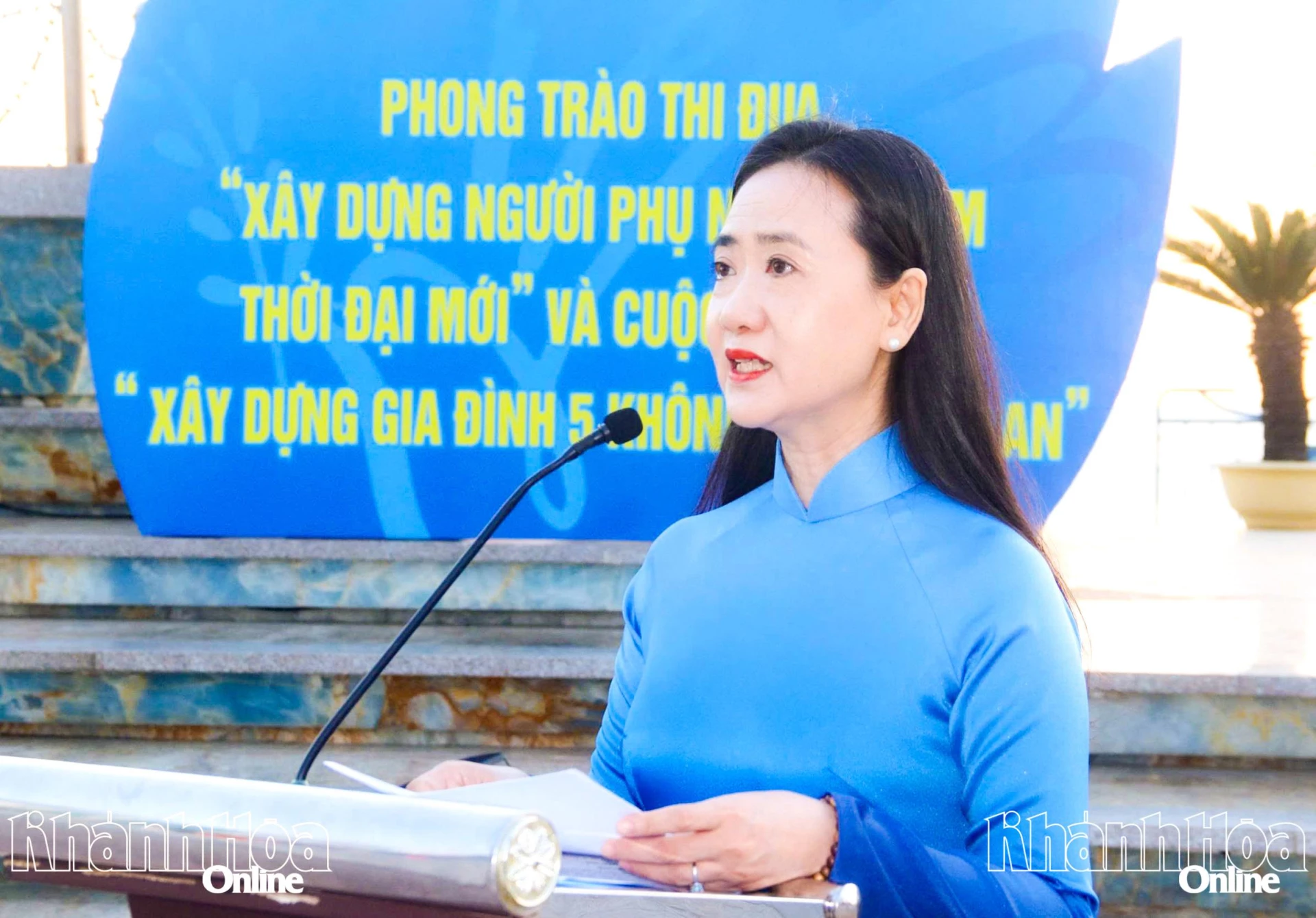 Bà Nguyễn Quỳnh Nga phát biểu tại lễ chào cờ.