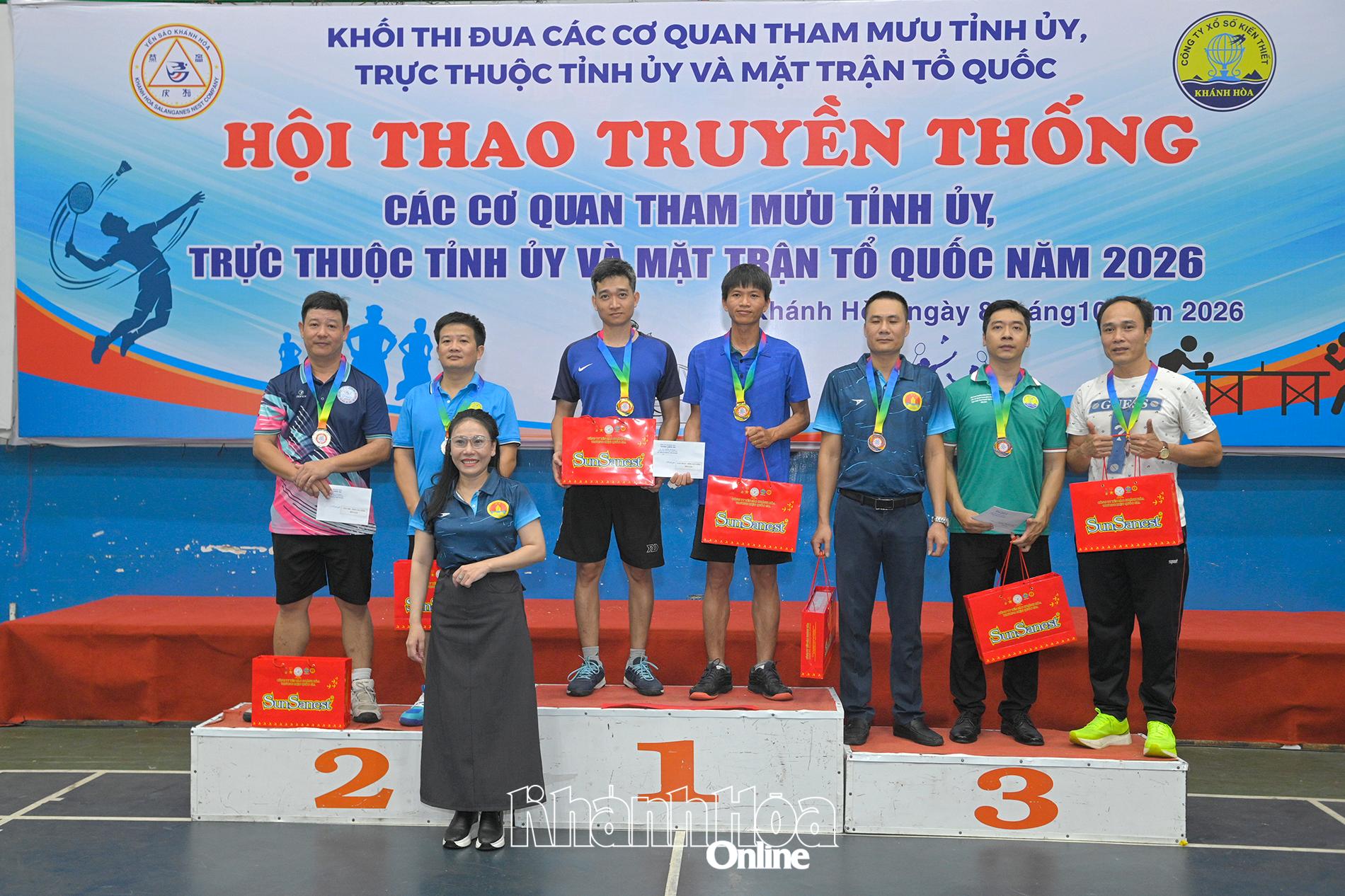 Đại diện Ban tổ chức trao huy chương giải thưởng cho các VĐV đôi nam cầu lông.