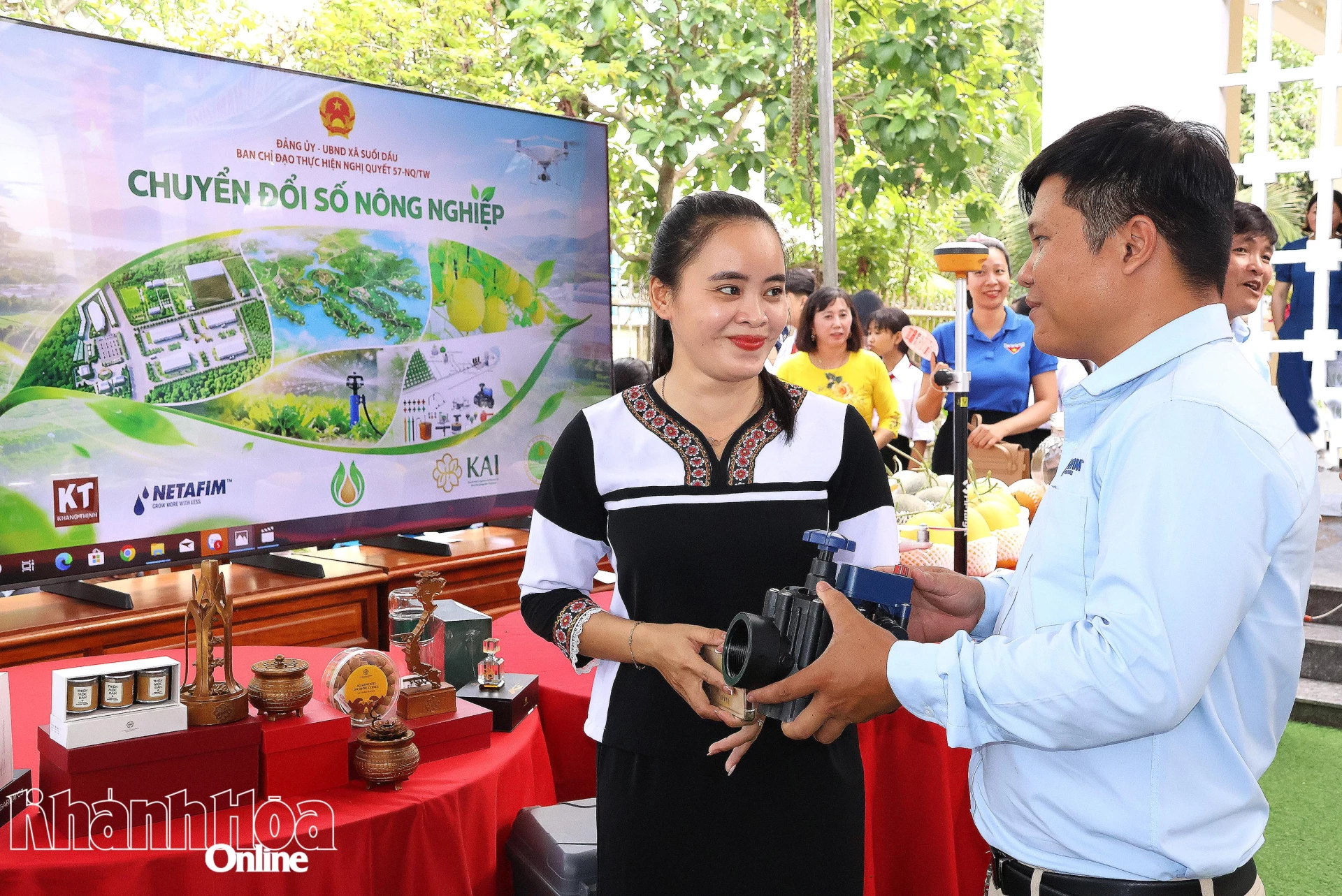 Người dân là đồng bào dân tộc thiểu số trãi nghiệm các tiện ích số và tìm hiểu các sản phẩm công nghệ về nông nghiệp.