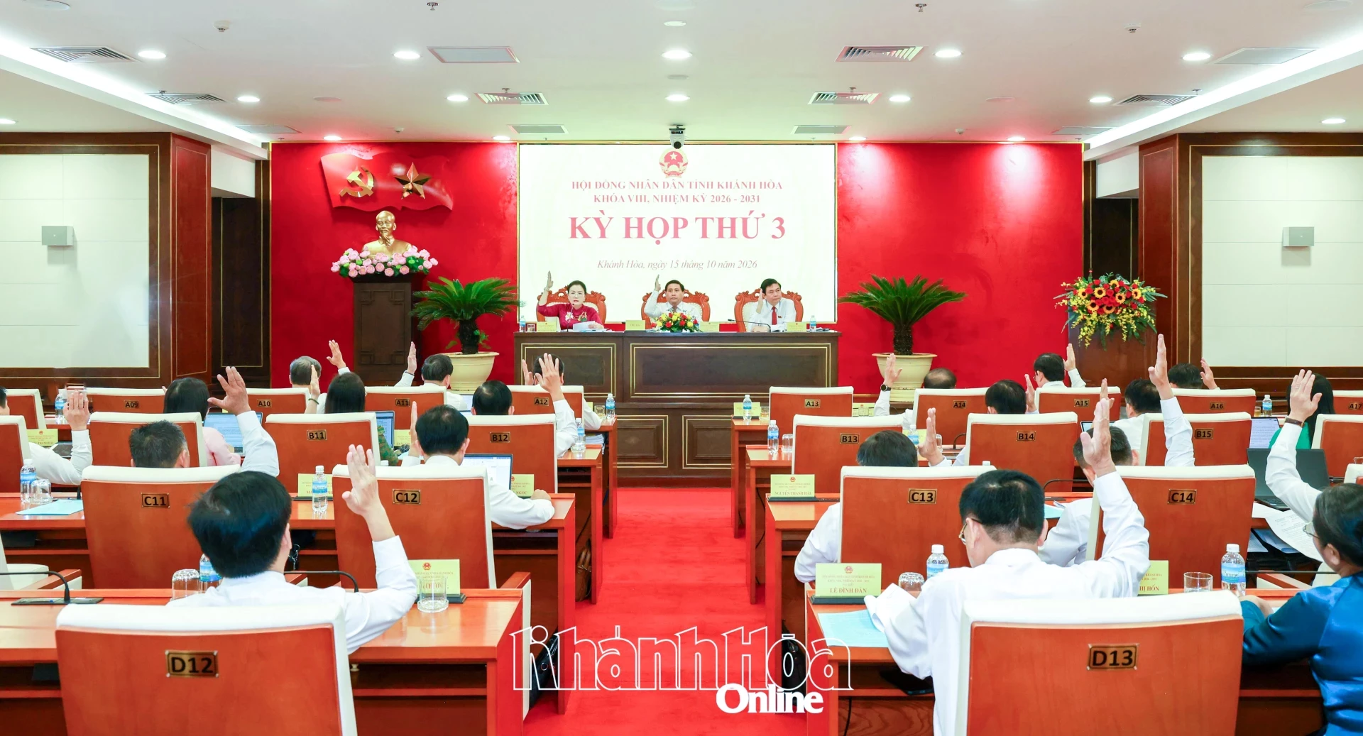 Các đại biểu biểu quyết thông qua các nghị quyết.