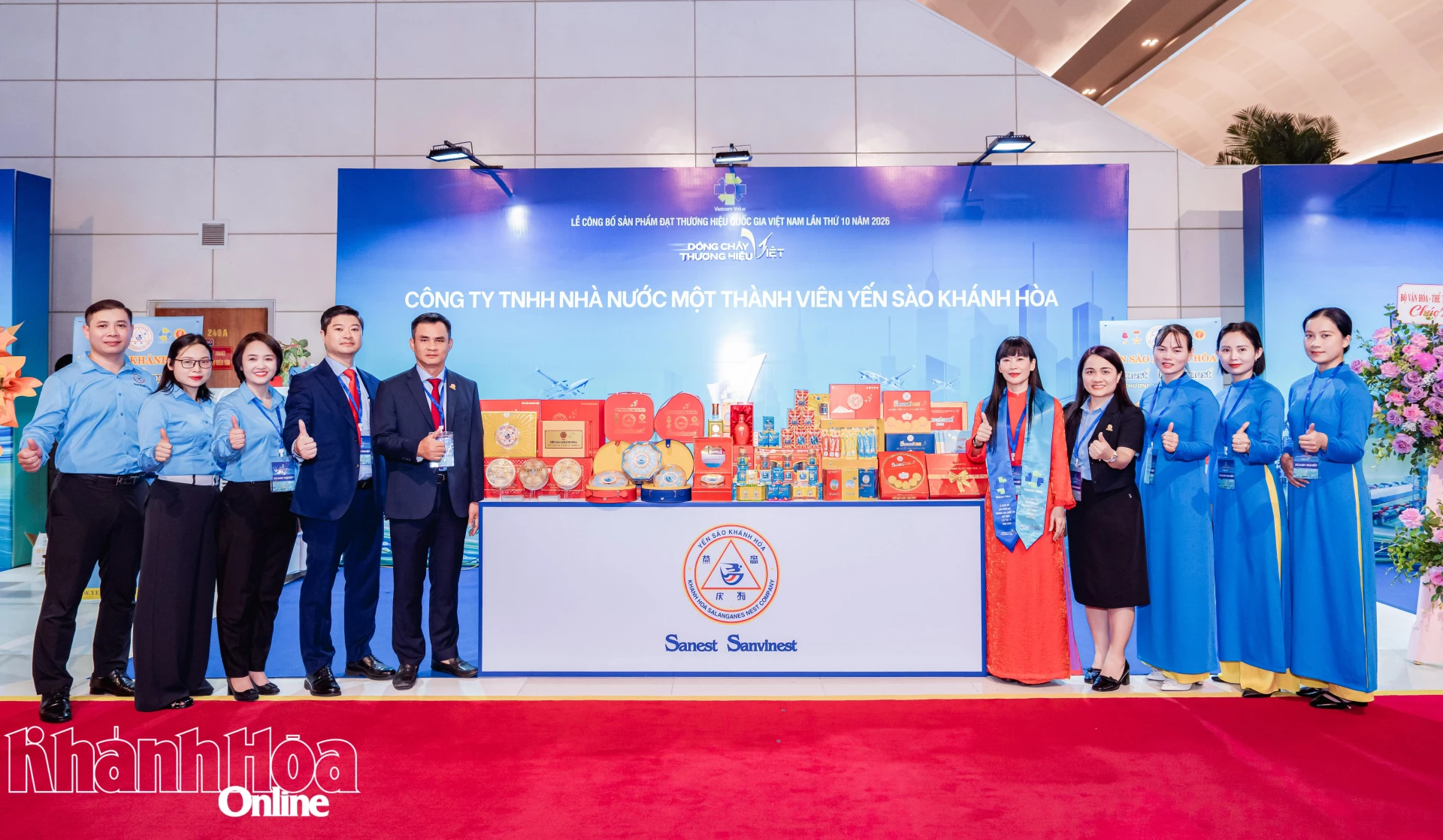 Lãnh đạo, cán bộ, nhân viên và các sản phẩm của Công ty Yến sào Khánh Hòa tại sự kiện công bố Thương hiệu Quốc gia năm 2026. 
