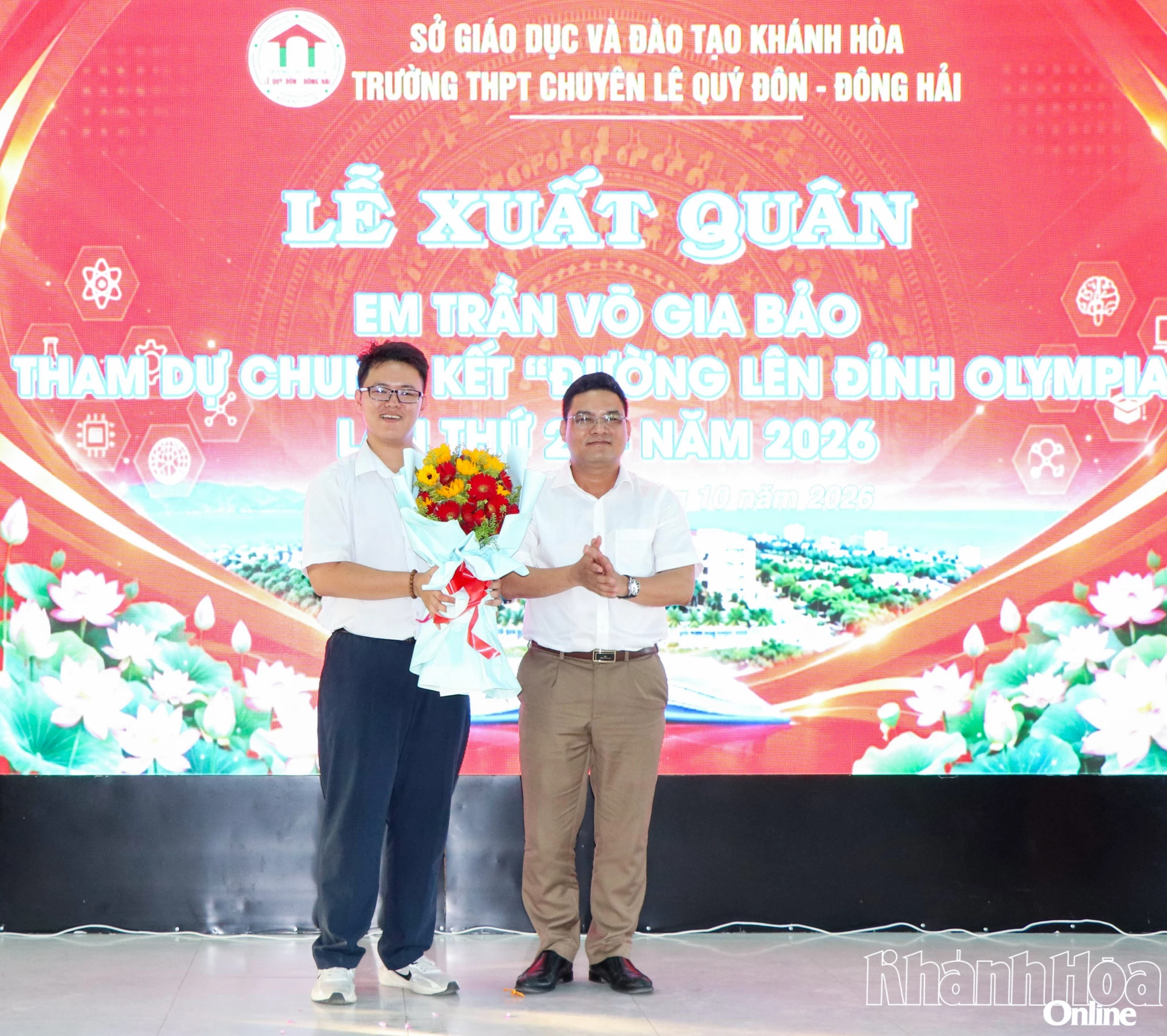 
Lãnh đạo phường Đông Hải tặng hoa cho thí sinh Trần Võ Gia Bảo.