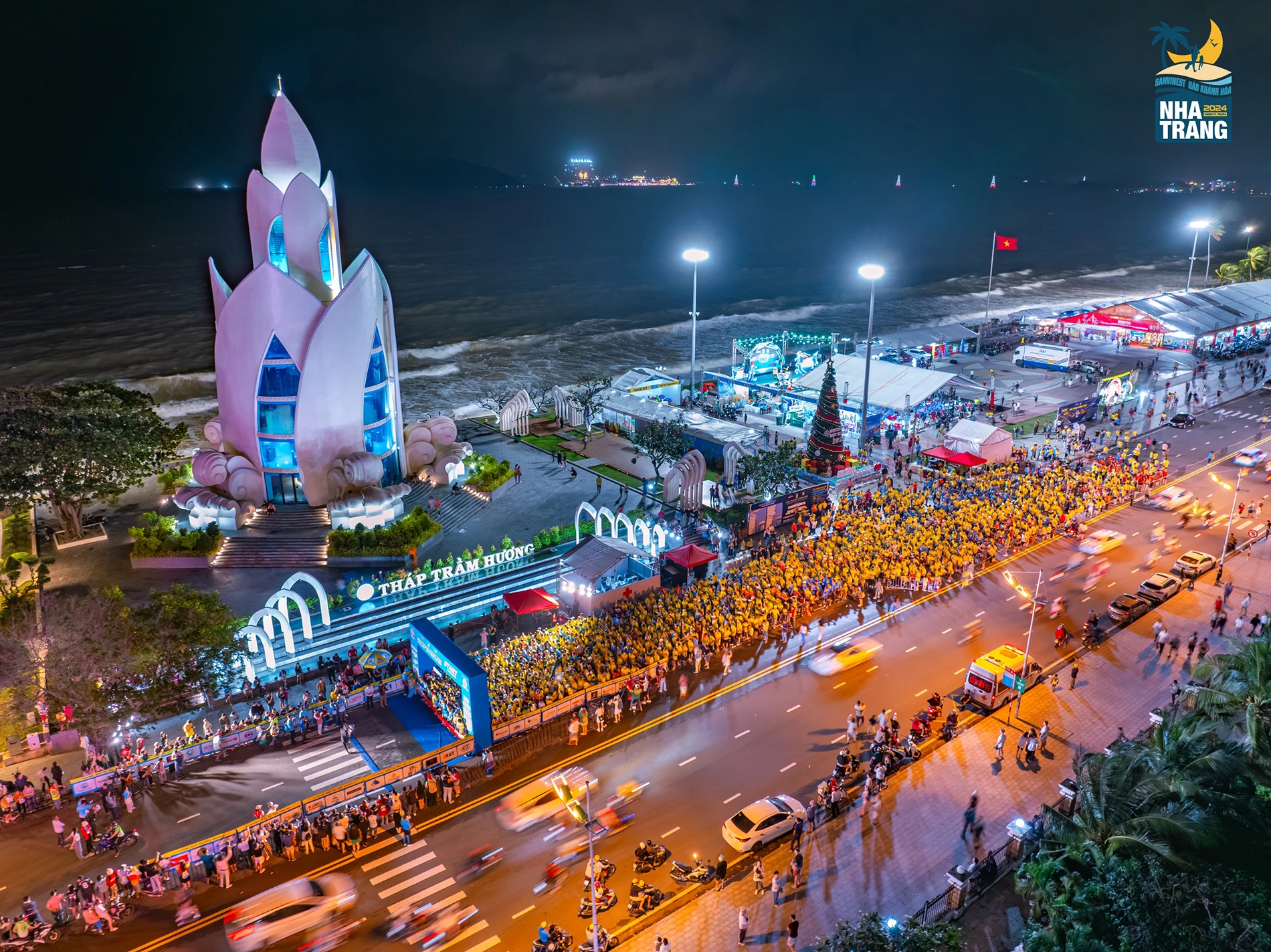 Khung cảnh lung linh Quảng trường 2 tháng 4 (phường Nha Trang) giải chạy đêm 2024.