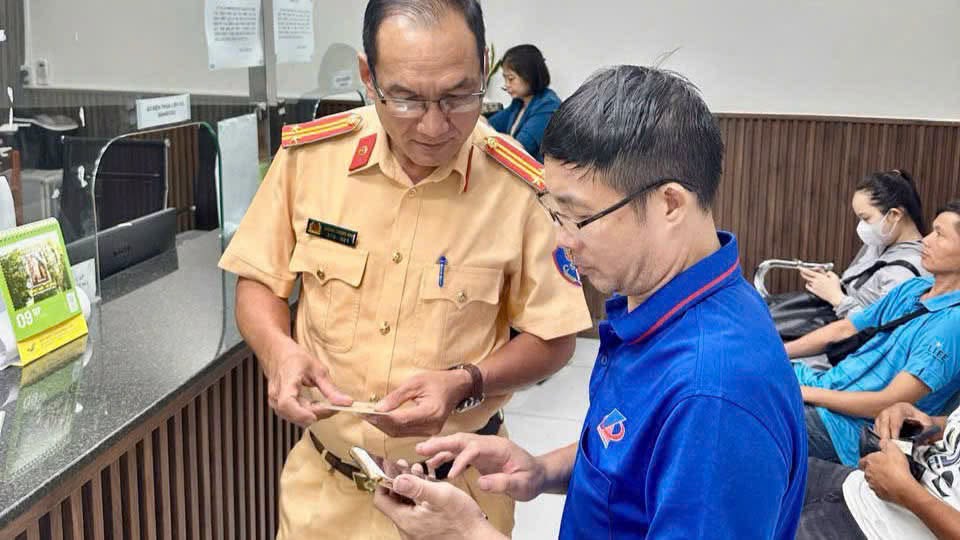Cán bộ Phòng Cảnh sát giao thông hướng dẫn người dân thủ tục cấp đổi giấyp hép lái xe