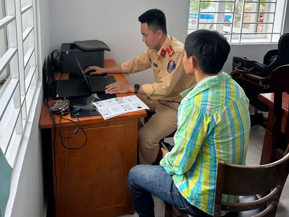 Người dân đến Phòng Cảnh sát giao thông thực hiện thủ tục làm sạch dữ liệu đăng ký xe