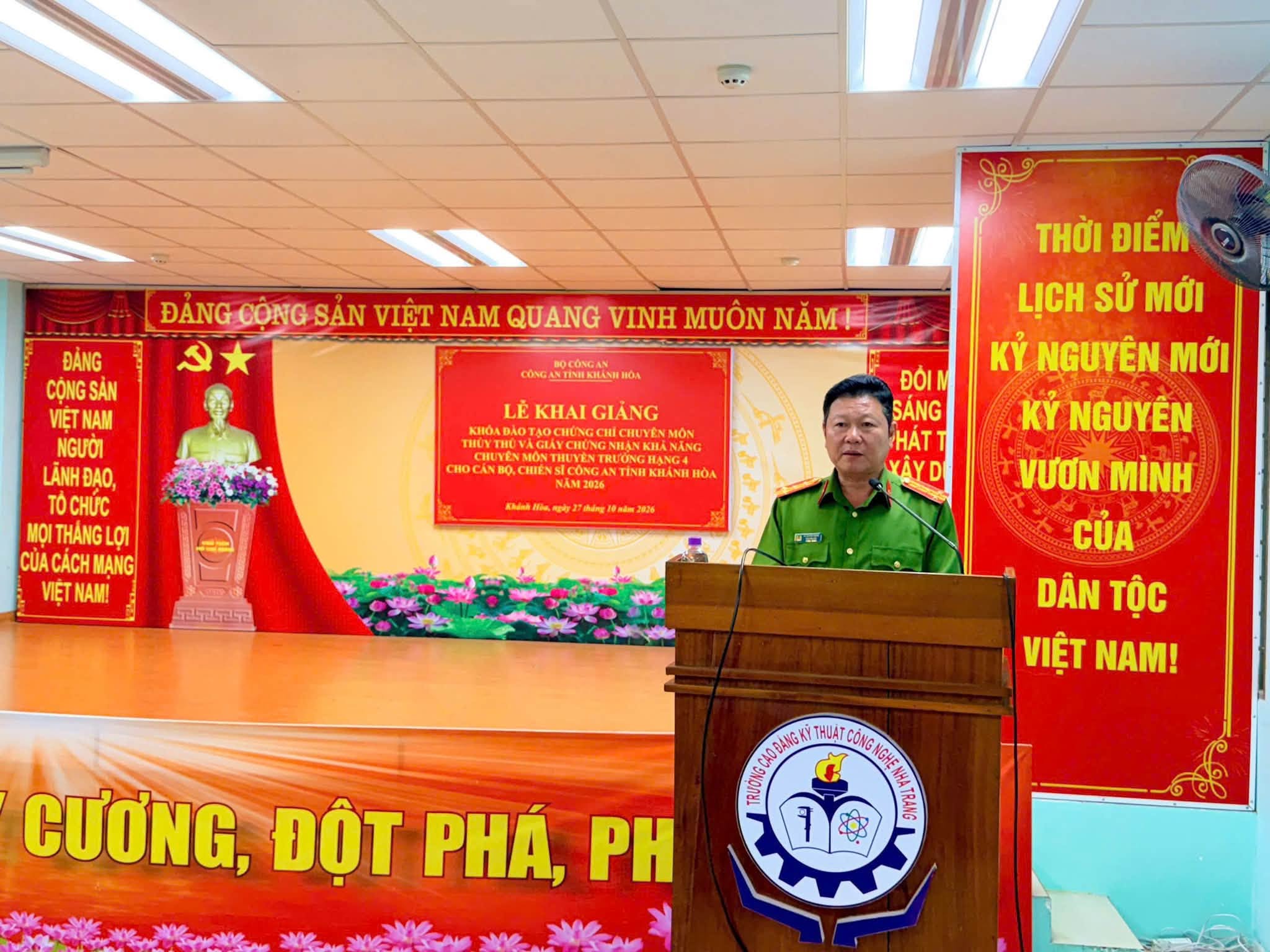 Đại tá Lê Quang Dũng phát biểu tại lễ khai giảng
