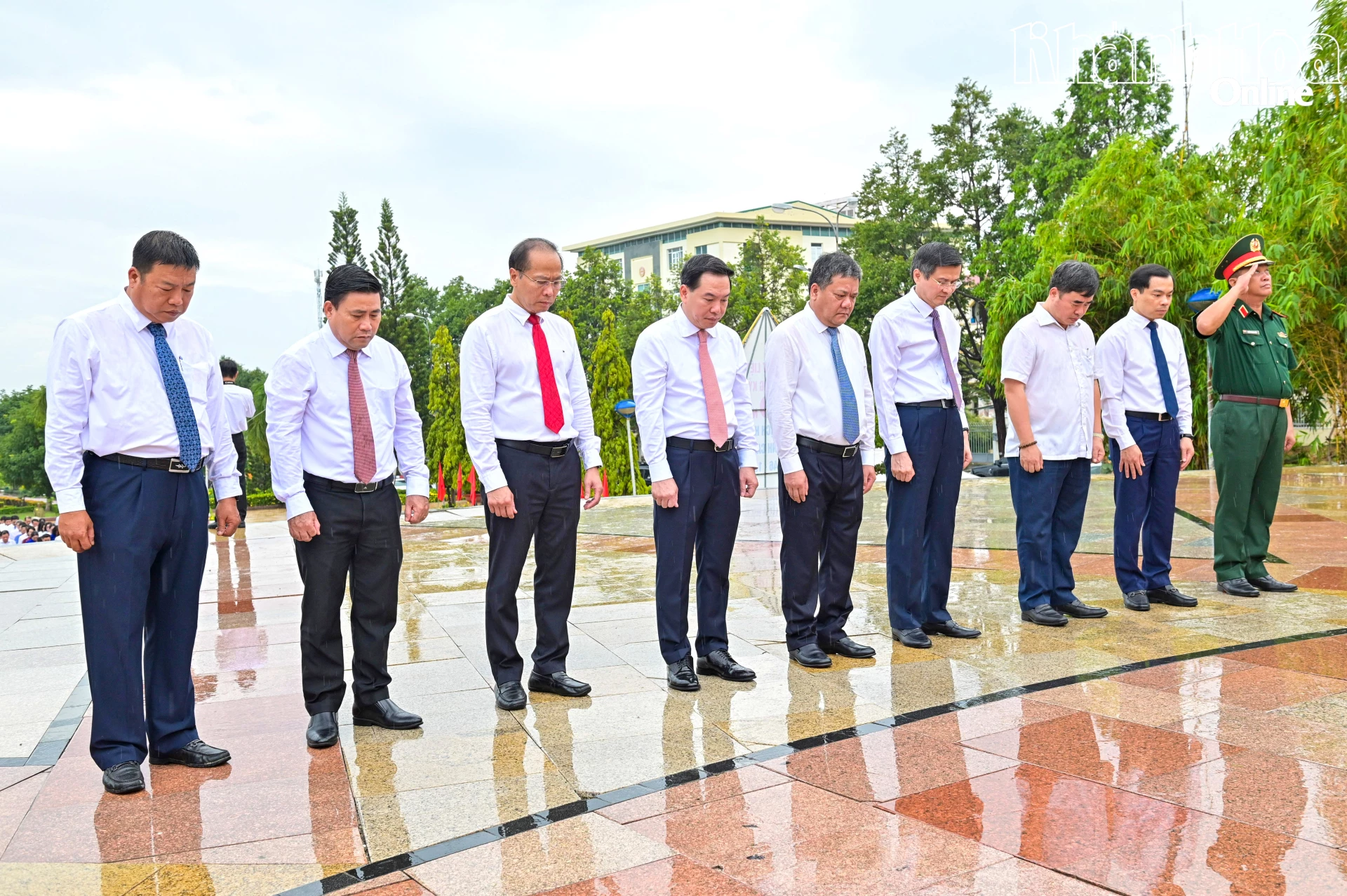 PGS, TS. Đoàn Minh Huấn và các đồng chí: Trần Phong, Hồ Xuân Trường, Lâm Đông, Nguyễn Khắc Hà và các đại biểu dành phút mặc niệm tưởng nhớ Chủ tịch Hồ Chí Minh.