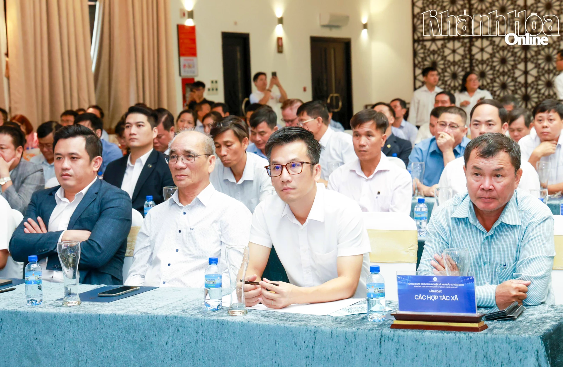 Các đại biểu tham dự hội nghị.