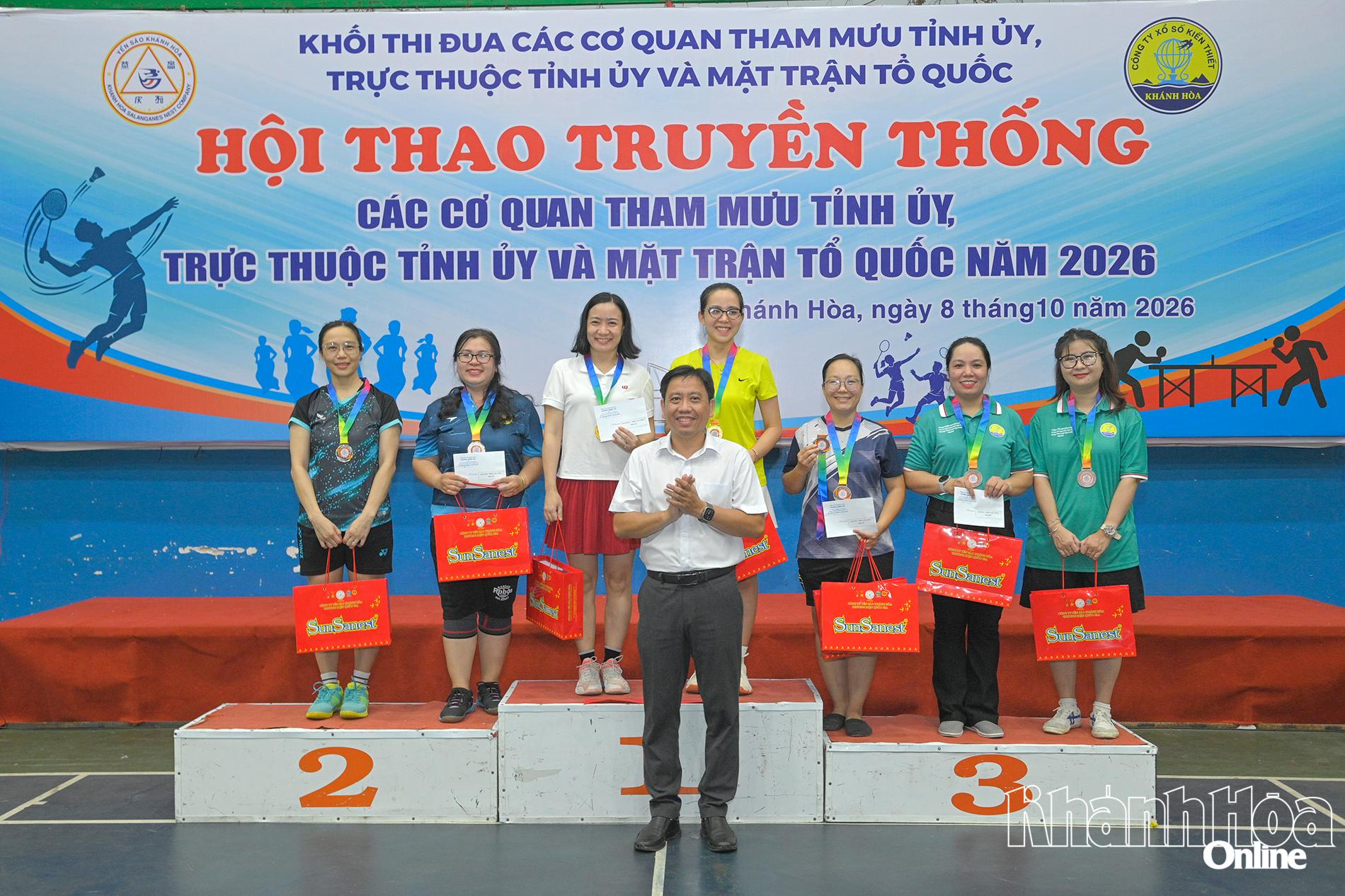 Đại diện Ban tổ chức trao huy chương giải thưởng cho các VĐV đôi nữ cầu lông.