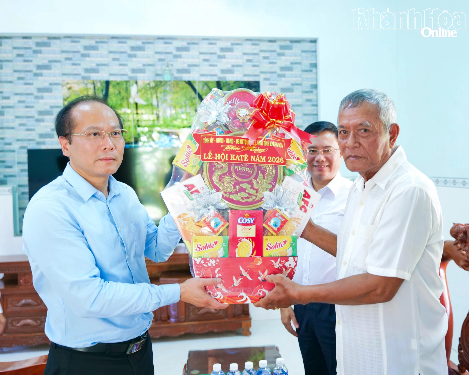 Đồng chí Nguyễn Khắc Hà tặng quà chúc mừng gia đình ông Quảng Tài. 