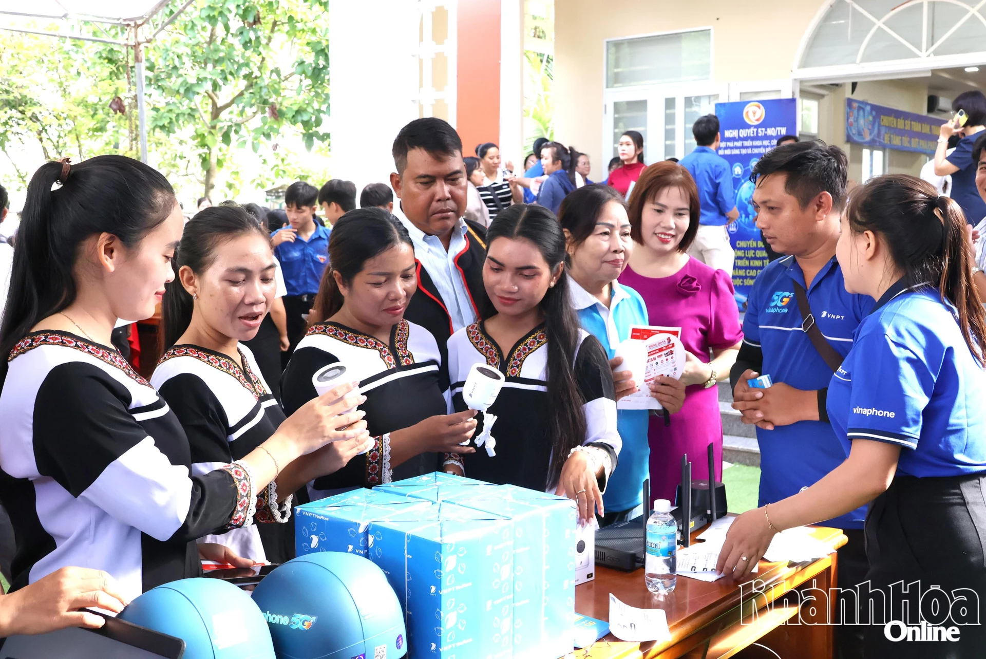 Người dân là đồng bào dân tộc thiểu số trãi nghiệm các tiện ích số tại VNPT Khánh Hòa.
