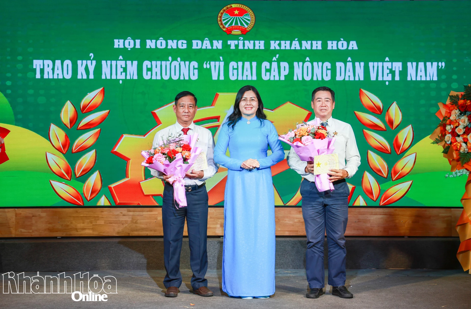 Lãnh đạo Hội Nông dân tỉnh trao Kỷ niệm chương “Vì giai cấp nông dân Việt Nam” cho 2 cá nhân.