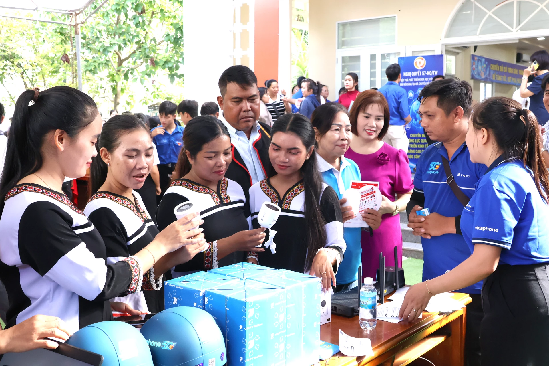 Đông đảo người dân xã  Suối Dầu tìm hiểu các tiện ích số tại Ngày hội Công nghệ số diễn ra trên địa bàn xã.