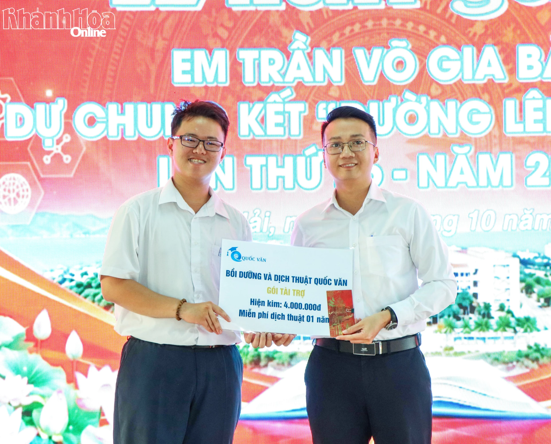 Đại diện đơn vị tài trợ tặng quà cho thí sinh Trần Võ Gia Bảo.