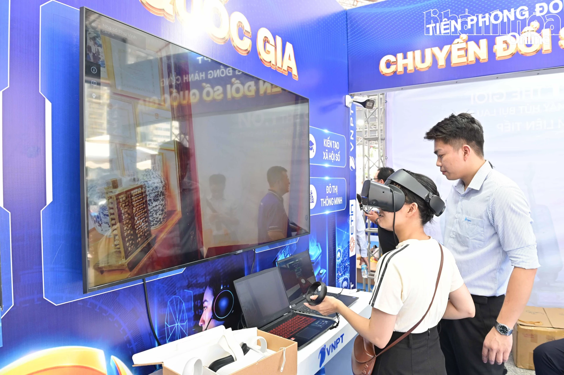 Trãi nghiệm tại khu trưng bày của VNPT Khánh Hòa.