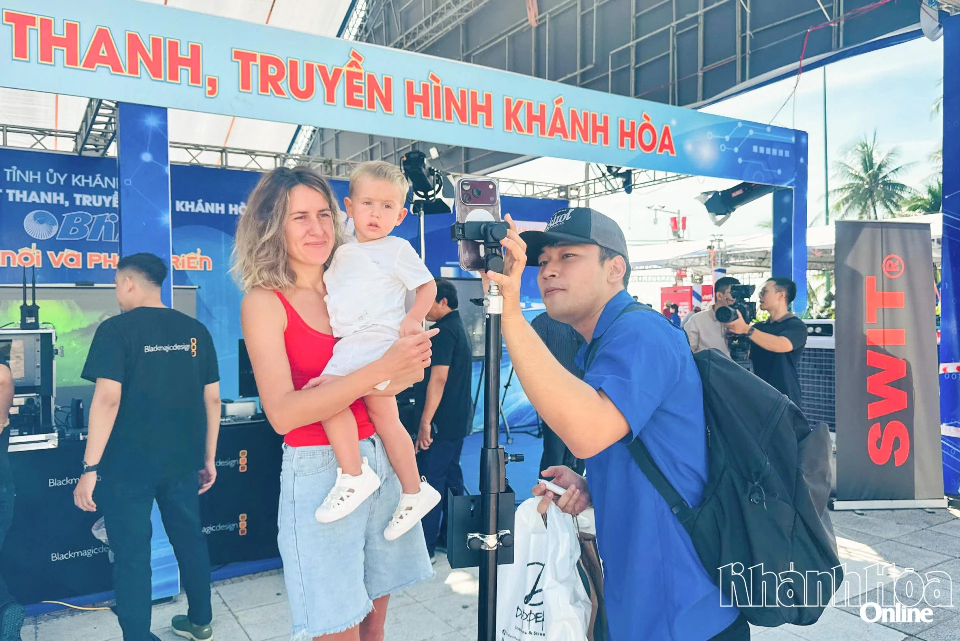 Đoàn viên Báo và Phát thanh, Truyền hình Khánh Hòa hỗ trợ khách tham quan trải nghiệm camera 360 độ.