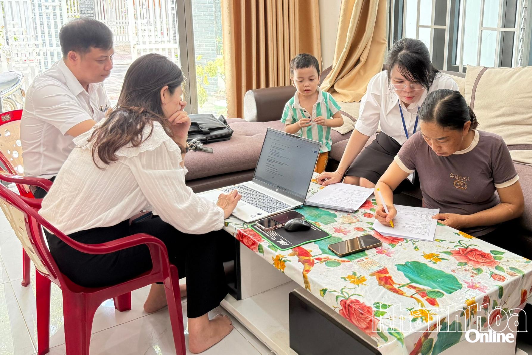 Công chức Trung tâm Phục vụ hành chính công phường Bắc Cam Ranh giải quyết thủ tục hành chính tại nhà bà Trần Thị Thuận.