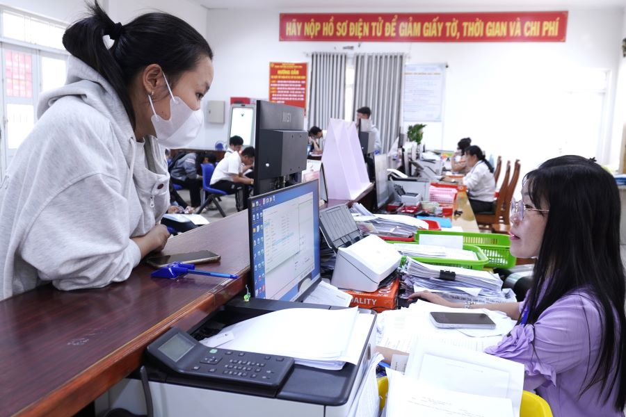 Người dân đến thực hiện thủ tục hành chính tại Trung tâm Phục vụ hành chính công xã Vạn Ninh.