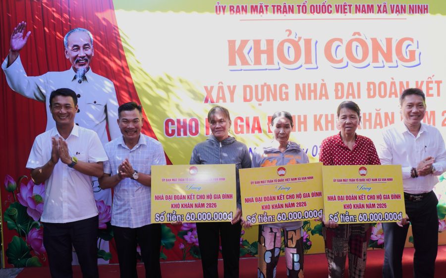 Lãnh đạo xã Vạn Ninh trao biểu trưng hỗ trợ xây nhà Đại đoàn kết cho các gia đình.