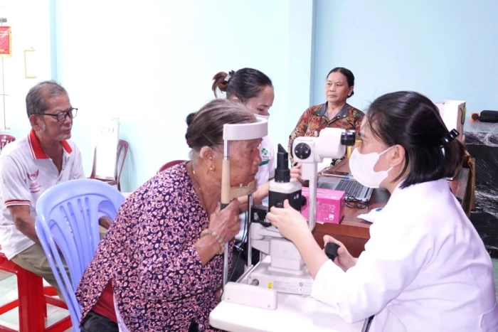 Khám, tư vấn, điều trị bệnh về mắt cho người dân xã Vạn Ninh