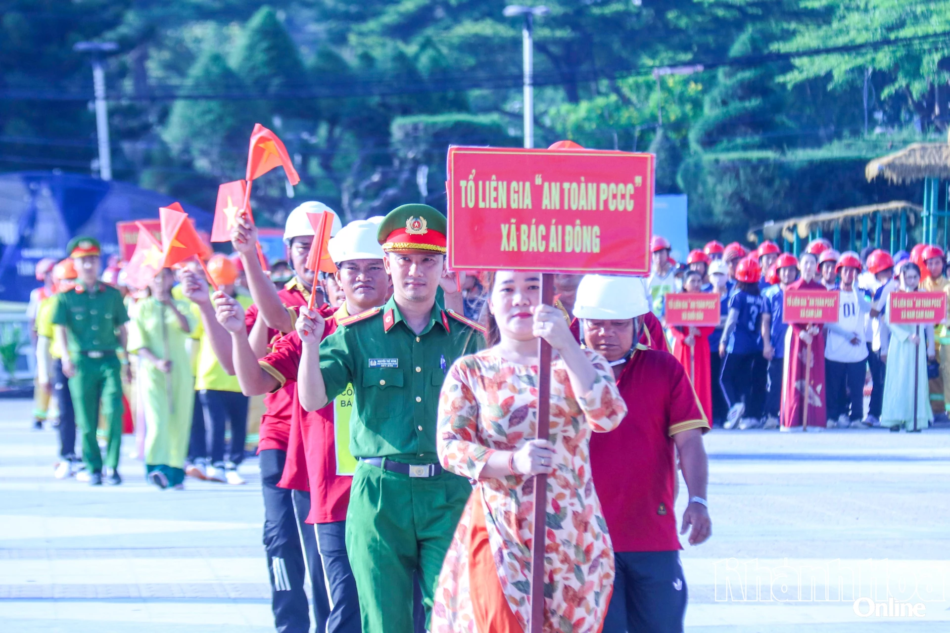 Các đội diễu hành qua lễ đài.