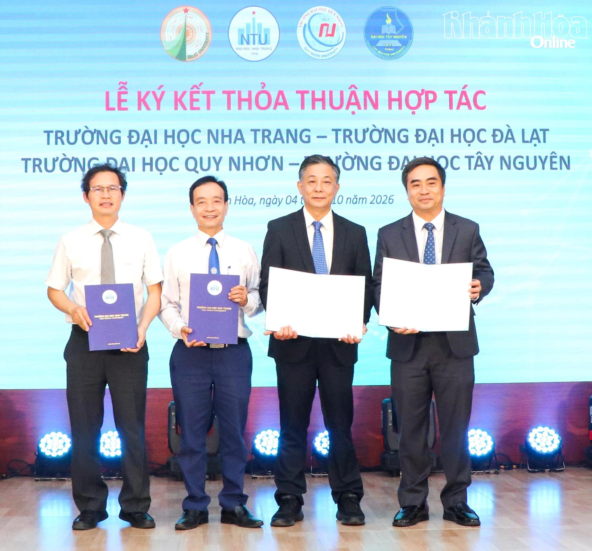 Lãnh đạo Trường Đại học Nha Trang trao biên bản ghi nhớ hợp tác với các trường đại học.