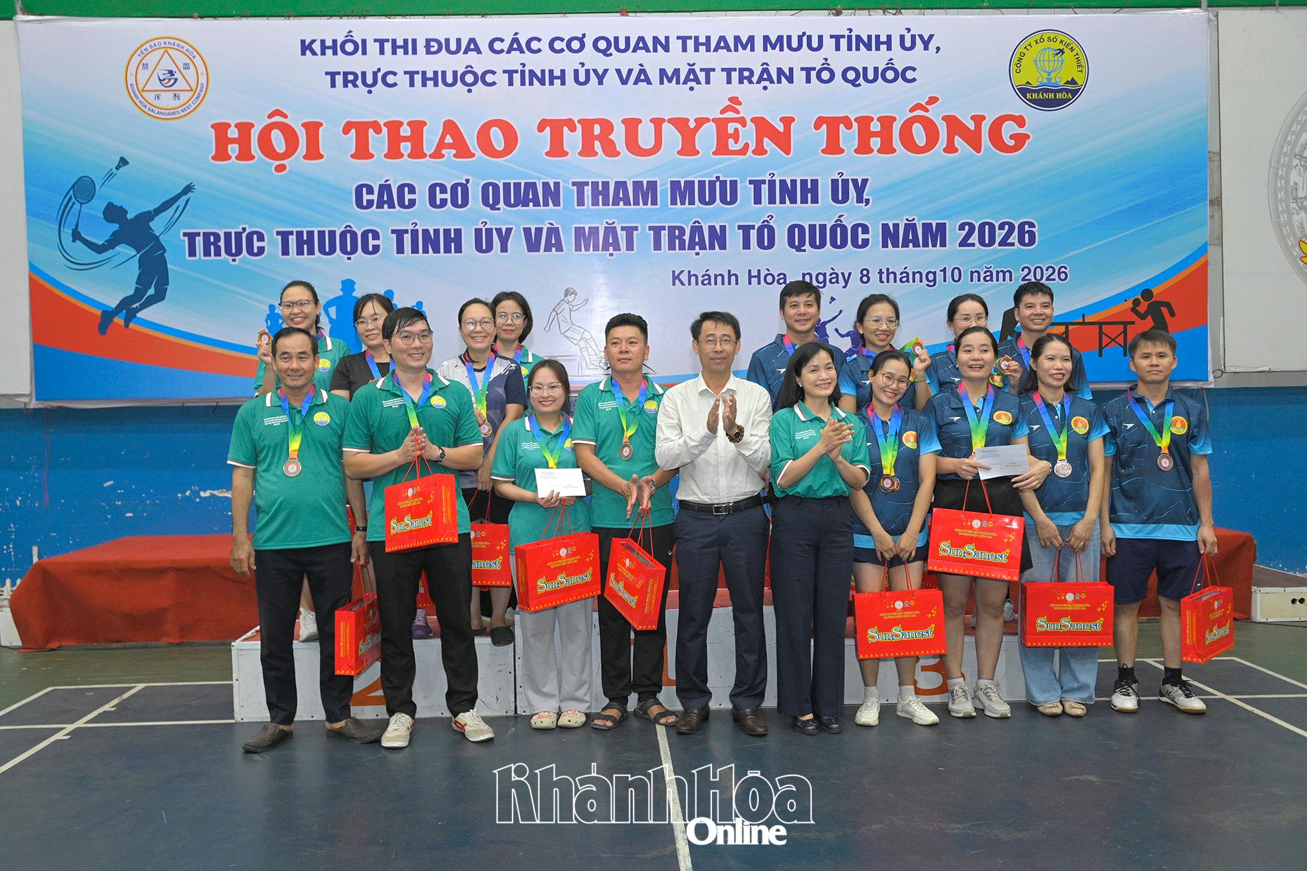 Đại diện Ban tổ chức trao huy chương giải thưởng cho các hai đội đồng hạng ba nhảy bao bố