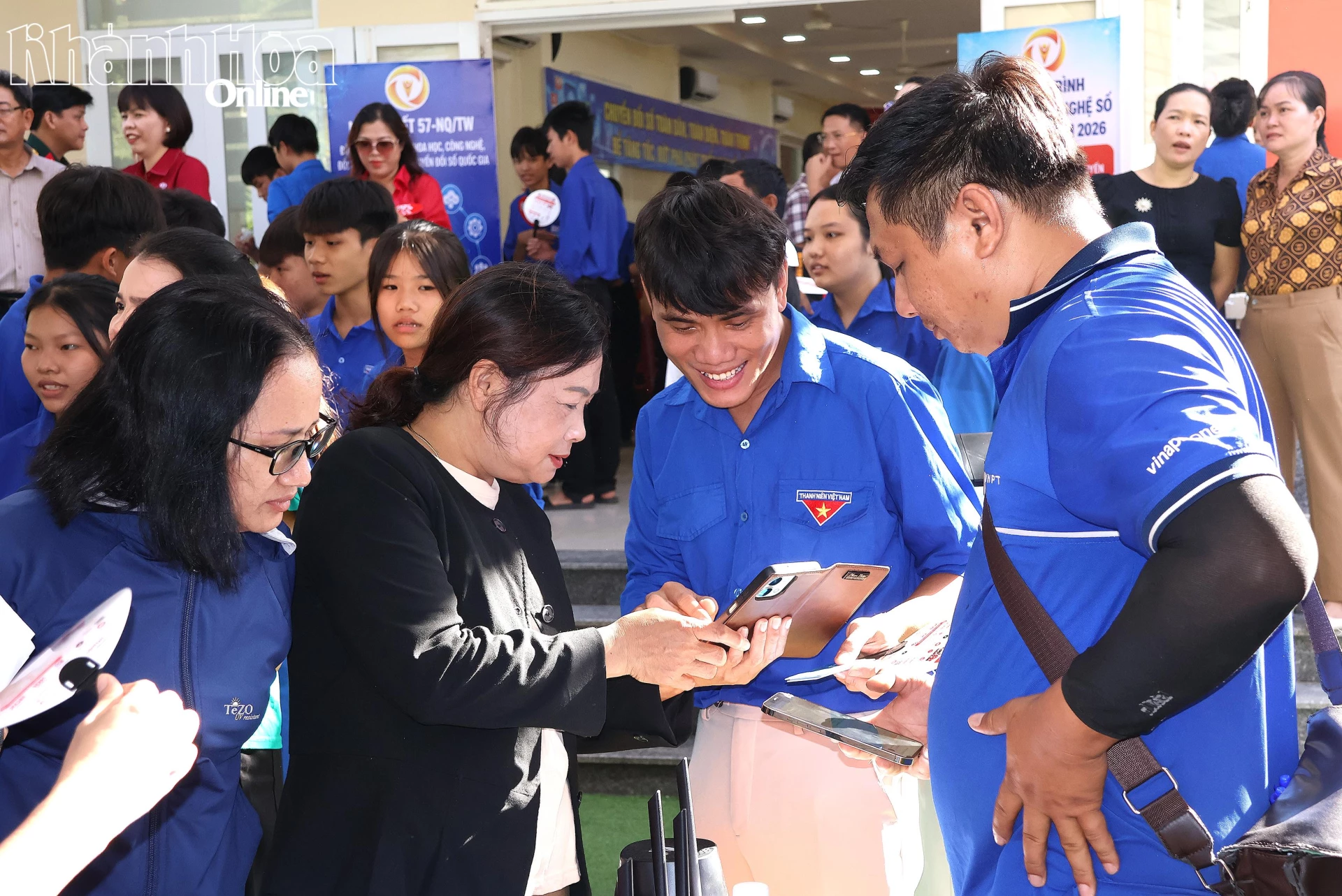 Tổ Công nghệ số cộng đồng hướng dẫn người dân các tiện ích số.