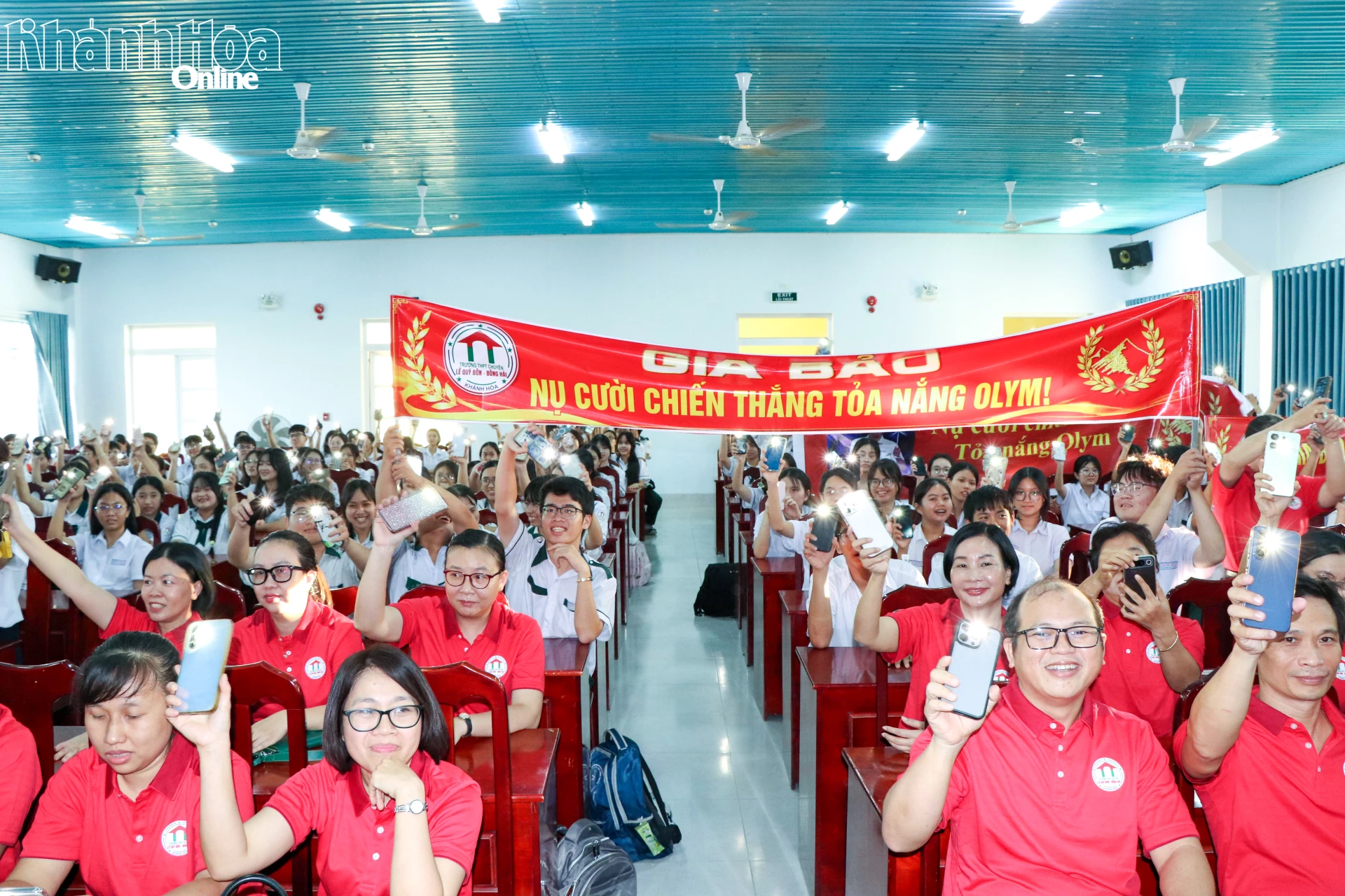 Đông đảo thầy cô và học sinh cổ vũ, động viên thí sinh Trần Võ Gia Bảo tham dự vòng chung kết.