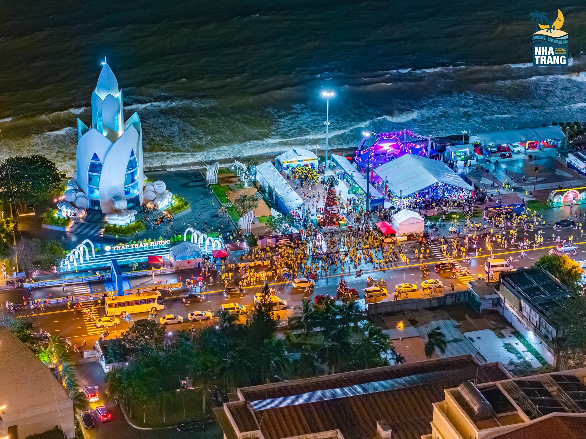 Quảng trường 2 tháng 4 Nha Trang lung linh ánh đèn trong khuôn khổ giải chạy Nha Trang Night Run năm 2024.
