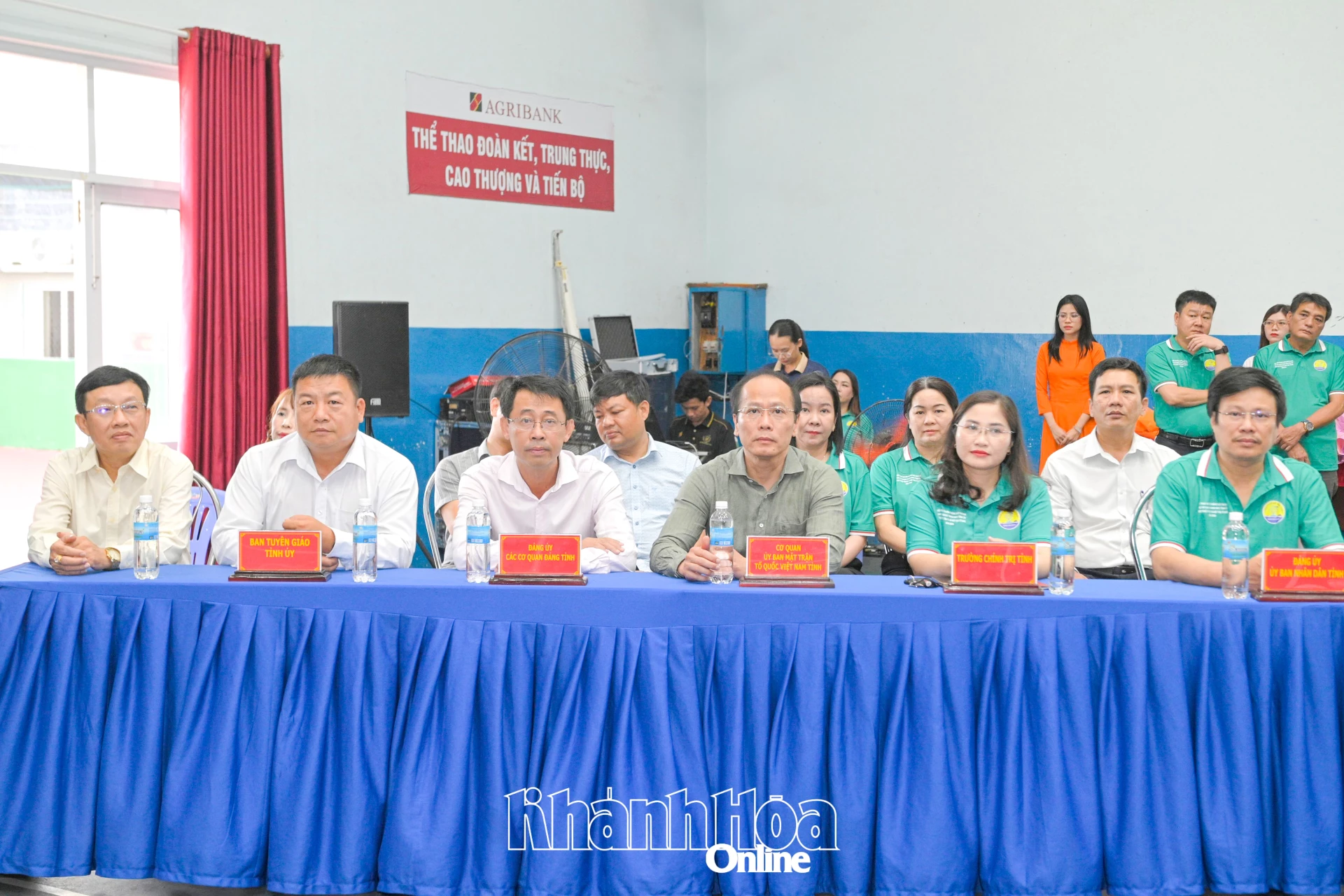 Các đồng chí lãnh đạo tỉnh, lãnh đạo các cơ quan, đơn vị Khối thi đua tham dự lễ khai mạc.